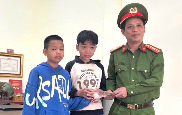 Nhặt được tiền, 2 học sinh đi thẳng tới gặp công an- Ảnh 1. Nhặt được tiền, 2 học sinh đi thẳng tới gặp công an- Ảnh 1.