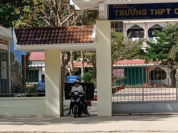 UBND tỉnh Đắk Lắk yêu cầu xử lý dứt điểm vụ nữ hiệu trưởng liên tục bị "tố" sai phạm- Ảnh 2. UBND tỉnh Đắk Lắk yêu cầu xử lý dứt điểm vụ nữ hiệu trưởng liên tục bị "tố" sai phạm- Ảnh 2.