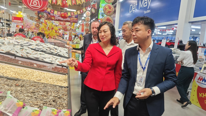TP HCM lo hàng Tết thiếu hụt cục bộ, tăng giá vì kẹt xe- Ảnh 2. TP HCM lo hàng Tết thiếu hụt cục bộ, tăng giá vì kẹt xe- Ảnh 2.