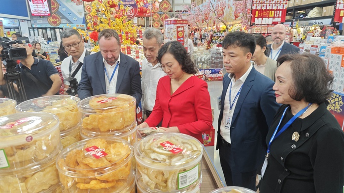 TP HCM lo hàng Tết thiếu hụt cục bộ, tăng giá vì kẹt xe- Ảnh 1. TP HCM lo hàng Tết thiếu hụt cục bộ, tăng giá vì kẹt xe- Ảnh 1.