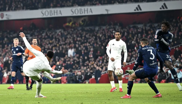 Thủ thành Bayindir hóa người hùng, Man United loại Arsenal sau loạt 11 m- Ảnh 3. Thủ thành Bayindir hóa người hùng, Man United loại Arsenal sau loạt 11 m- Ảnh 3.