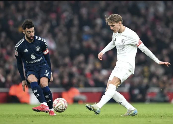 Thủ thành Bayindir hóa người hùng, Man United loại Arsenal sau loạt 11 m- Ảnh 4. Thủ thành Bayindir hóa người hùng, Man United loại Arsenal sau loạt 11 m- Ảnh 4.