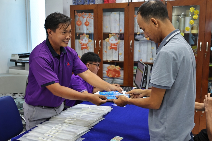 Trao vé xe cho công nhân về quê đón Tết Trao vé xe cho công nhân về quê đón Tết