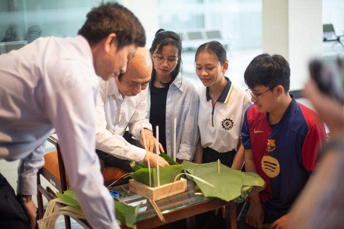Chuyện lạ: Thầy Việt hướng dẫn sinh viên Myanmar gói bánh chưng- Ảnh 1. Chuyện lạ: Thầy Việt hướng dẫn sinh viên Myanmar gói bánh chưng- Ảnh 1.