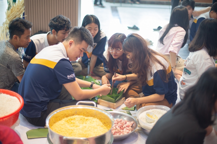 Chuyện lạ: Thầy Việt hướng dẫn sinh viên Myanmar gói bánh chưng- Ảnh 7. Chuyện lạ: Thầy Việt hướng dẫn sinh viên Myanmar gói bánh chưng- Ảnh 7.