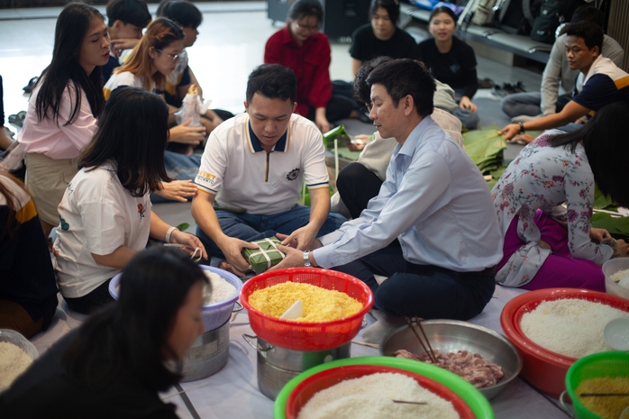 Chuyện lạ: Thầy Việt hướng dẫn sinh viên Myanmar gói bánh chưng- Ảnh 4. Chuyện lạ: Thầy Việt hướng dẫn sinh viên Myanmar gói bánh chưng- Ảnh 4.