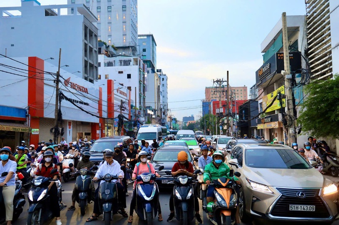 Giao thông TP HCM ngày cận Tết: 131 giao lộ đã được "bật đèn xanh"- Ảnh 2. Giao thông TP HCM ngày cận Tết: 131 giao lộ đã được "bật đèn xanh"- Ảnh 2.