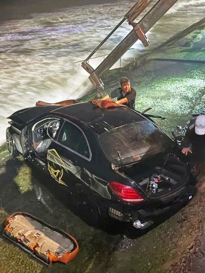 Xe Mercedes biển số TP HCM chở 5 người lao xuống biển ở Nha Trang- Ảnh 1. Xe Mercedes biển số TP HCM chở 5 người lao xuống biển ở Nha Trang- Ảnh 1.