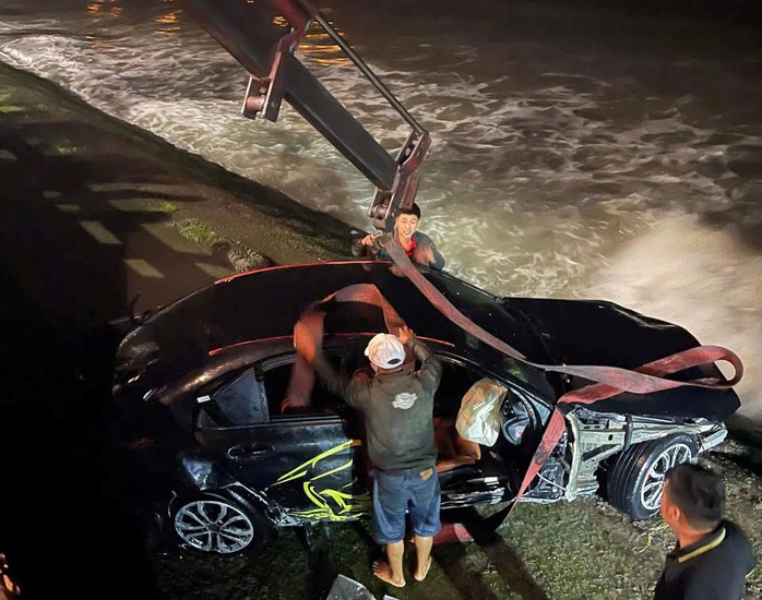 Vụ xe Mercedes chở 5 người lao xuống biển: Chuyển hồ sơ để điều tra- Ảnh 1. Vụ xe Mercedes chở 5 người lao xuống biển: Chuyển hồ sơ để điều tra- Ảnh 1.