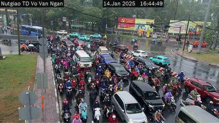 CLIP: Chiều tan tầm, TP HCM bất chợt mưa trái mùa- Ảnh 8.