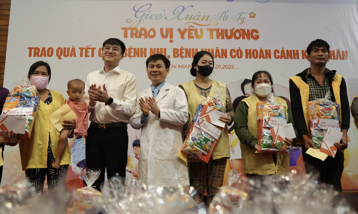 Bệnh nhân có hoàn cảnh khó khăn nhận quà Tết tại Bệnh viện Chợ Rẫy Bệnh nhân có hoàn cảnh khó khăn nhận quà Tết tại Bệnh viện Chợ Rẫy