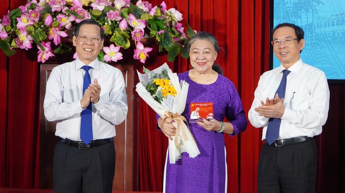 Bí thư Thành ủy TP HCM Nguyễn Văn Nên và Chủ tịch UBND TP HCM Phan Văn Mãi biểu dương bà Trần Thị Thu Hường - Bí thư chi bộ khu phố 15, phường 9, quận 3 Bí thư Thành ủy TP HCM Nguyễn Văn Nên và Chủ tịch UBND TP HCM Phan Văn Mãi biểu dương bà Trần Thị Thu Hường - Bí thư chi bộ khu phố 15, phường 9, quận 3