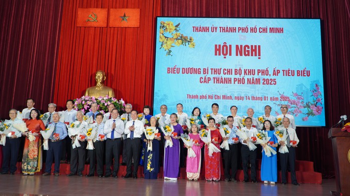 Ban Thường vụ Thành ủy TP HCM biểu dương các bí thư chi bộ khu phố, ấp tiêu biểu cấp thành phố năm 2025 Ban Thường vụ Thành ủy TP HCM biểu dương các bí thư chi bộ khu phố, ấp tiêu biểu cấp thành phố năm 2025