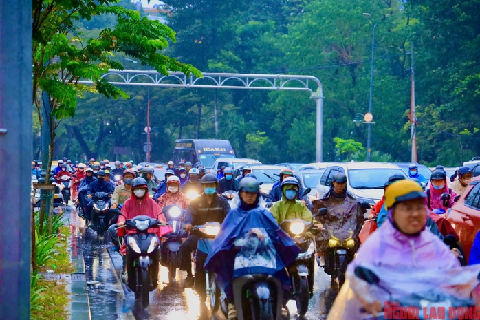 Cơn mưa giờ tan tầm khiến tuyến giao thông sân bay Tân Sơn Nhất kẹt cứng- Ảnh 6. Cơn mưa giờ tan tầm khiến tuyến giao thông sân bay Tân Sơn Nhất kẹt cứng- Ảnh 6.