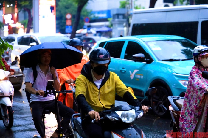Cơn mưa giờ tan tầm khiến tuyến giao thông sân bay Tân Sơn Nhất kẹt cứng- Ảnh 7. Cơn mưa giờ tan tầm khiến tuyến giao thông sân bay Tân Sơn Nhất kẹt cứng- Ảnh 7.