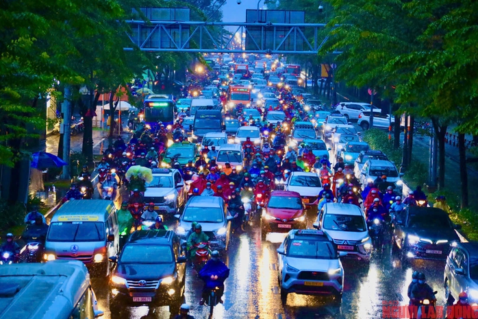 Cơn mưa giờ tan tầm khiến tuyến giao thông sân bay Tân Sơn Nhất kẹt cứng- Ảnh 10. Cơn mưa giờ tan tầm khiến tuyến giao thông sân bay Tân Sơn Nhất kẹt cứng- Ảnh 10.