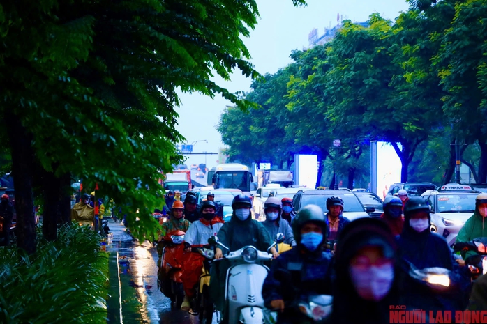 Cơn mưa giờ tan tầm khiến tuyến giao thông sân bay Tân Sơn Nhất kẹt cứng- Ảnh 11. Cơn mưa giờ tan tầm khiến tuyến giao thông sân bay Tân Sơn Nhất kẹt cứng- Ảnh 11.