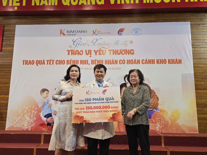 Tặng 250 phần quà Tết cho bệnh nhân có hoàn cảnh khó khăn- Ảnh 3. Tặng 250 phần quà Tết cho bệnh nhân có hoàn cảnh khó khăn- Ảnh 3.