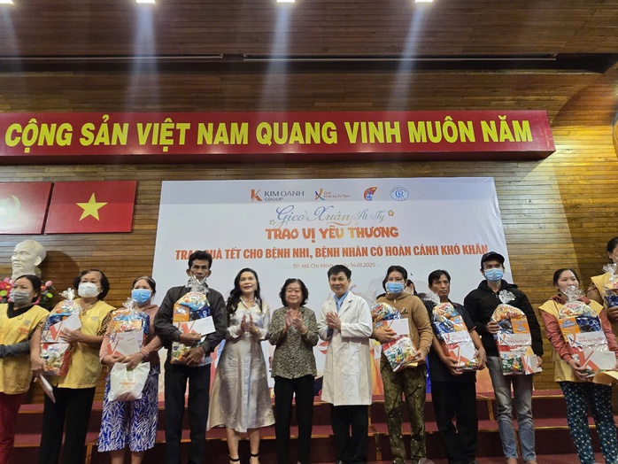 Tặng 250 phần quà Tết cho bệnh nhân có hoàn cảnh khó khăn- Ảnh 4. Tặng 250 phần quà Tết cho bệnh nhân có hoàn cảnh khó khăn- Ảnh 4.
