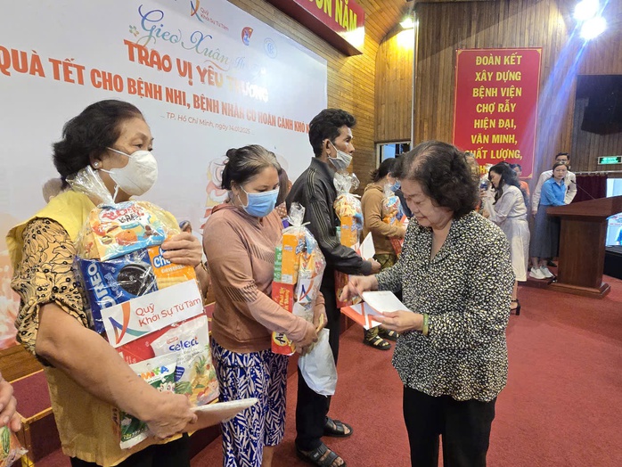 Tặng 250 phần quà Tết cho bệnh nhân có hoàn cảnh khó khăn- Ảnh 1. Tặng 250 phần quà Tết cho bệnh nhân có hoàn cảnh khó khăn- Ảnh 1.