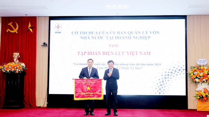 Ông Hồ Sỹ Hùng, Phó Chủ tịch Ủy ban Quản lý vốn Nhà nước tại doanh nghiệp trao Cờ thi đua cho EVN - đơn vị có thành tích xuất sắc, dẫn đầu phong trào thi đua năm 2024 Ông Hồ Sỹ Hùng, Phó Chủ tịch Ủy ban Quản lý vốn Nhà nước tại doanh nghiệp trao Cờ thi đua cho EVN - đơn vị có thành tích xuất sắc, dẫn đầu phong trào thi đua năm 2024