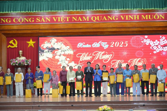 Chủ tịch nước Lương Cường thăm và chúc Tết tại Phú Quốc- Ảnh 3. Chủ tịch nước Lương Cường thăm và chúc Tết tại Phú Quốc- Ảnh 3.