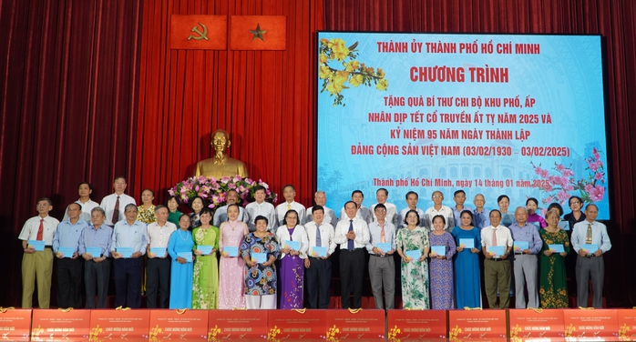 TP HCM biểu dương 186 bí thư chi bộ khu phố, ấp tiêu biểu- Ảnh 4. TP HCM biểu dương 186 bí thư chi bộ khu phố, ấp tiêu biểu- Ảnh 4.