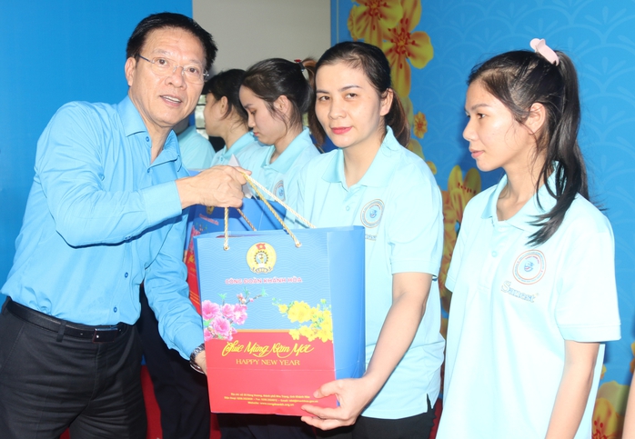 LĐLĐ Khánh Hoà trao 200 suất quà Tết cho đoàn viên, người lao động- Ảnh 4. LĐLĐ Khánh Hoà trao 200 suất quà Tết cho đoàn viên, người lao động- Ảnh 4.