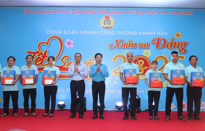 LĐLĐ Khánh Hoà trao 200 suất quà Tết cho đoàn viên, người lao động- Ảnh 5. LĐLĐ Khánh Hoà trao 200 suất quà Tết cho đoàn viên, người lao động- Ảnh 5.