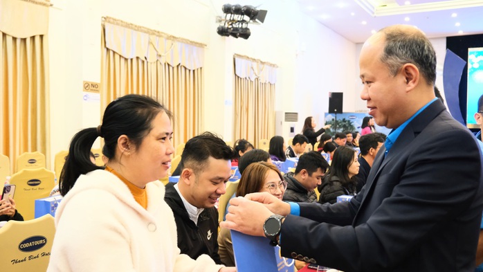 Đà Nẵng: 300 suất quà gửi tặng cán bộ Công đoàn có hoàn cảnh khó khăn- Ảnh 2. Đà Nẵng: 300 suất quà gửi tặng cán bộ Công đoàn có hoàn cảnh khó khăn- Ảnh 2.