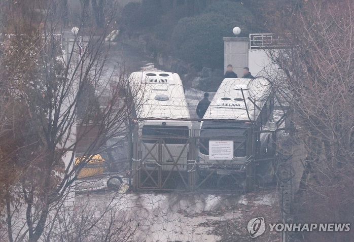 Lối vào bên hông của dinh tổng thống Hàn Quốc ở Yongsan, trung tâm Seoul, ngày 14-1. Ảnh: Yonhap Lối vào bên hông của dinh tổng thống Hàn Quốc ở Yongsan, trung tâm Seoul, ngày 14-1. Ảnh: Yonhap