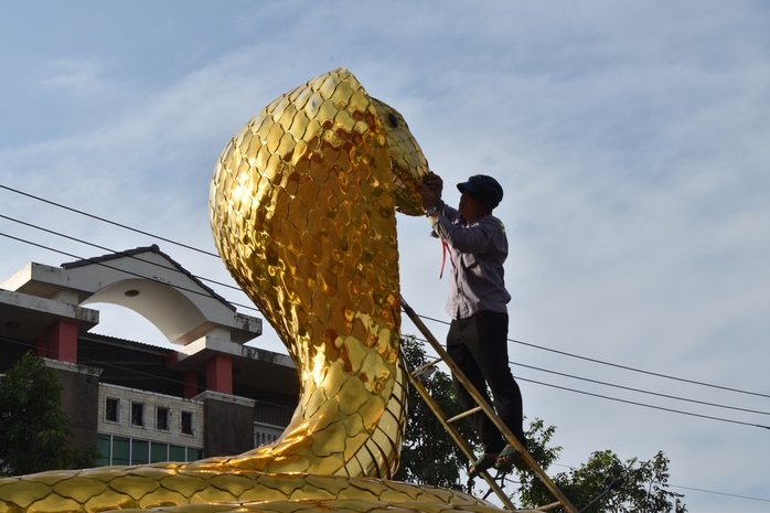 VIDEO: Linh vật rắn gây VIDEO: Linh vật rắn gây