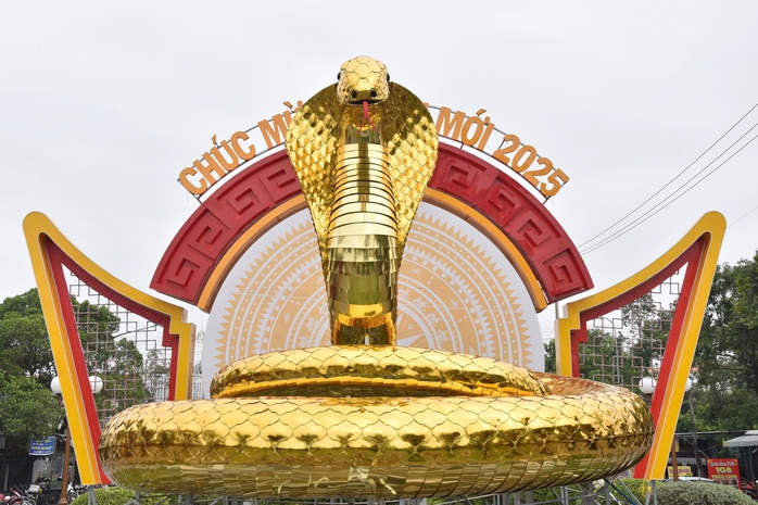 VIDEO: Linh vật rắn gây VIDEO: Linh vật rắn gây