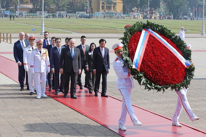 Thủ tướng Nga vào Lăng viếng Chủ tịch Hồ Chí Minh- Ảnh 1.