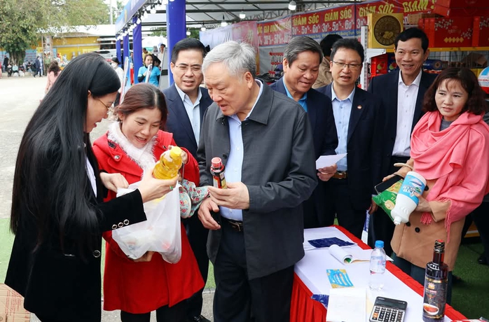 Phó Thủ tướng Nguyễn Hòa Bình dự "Tết sum vầy - Xuân ơn Đảng" năm 2025 tại Quảng Ngãi- Ảnh 3. Phó Thủ tướng Nguyễn Hòa Bình dự "Tết sum vầy - Xuân ơn Đảng" năm 2025 tại Quảng Ngãi- Ảnh 3.