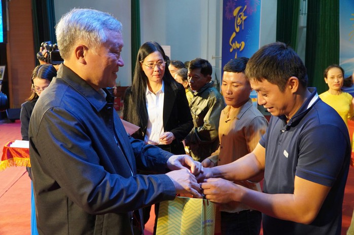 Phó Thủ tướng Nguyễn Hòa Bình dự "Tết sum vầy - Xuân ơn Đảng" năm 2025 tại Quảng Ngãi- Ảnh 1. Phó Thủ tướng Nguyễn Hòa Bình dự "Tết sum vầy - Xuân ơn Đảng" năm 2025 tại Quảng Ngãi- Ảnh 1.