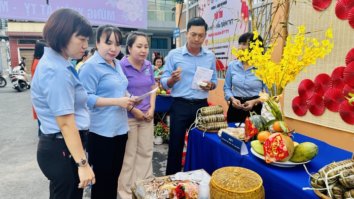 Người dân TP HCM làm mứt Tết, bánh tét trên hẻm vừa nâng cấp- Ảnh 1. Người dân TP HCM làm mứt Tết, bánh tét trên hẻm vừa nâng cấp- Ảnh 1.