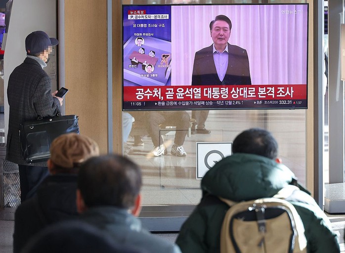 Người dân theo dõi tin tức về vụ bắt giữ Tổng thống bị luận tội Yoon Suk-yeol tại nhà ga Seoul ở thủ đô Seoul - Hàn Quốc hôm 15-1. Ảnh: YONHAP Người dân theo dõi tin tức về vụ bắt giữ Tổng thống bị luận tội Yoon Suk-yeol tại nhà ga Seoul ở thủ đô Seoul - Hàn Quốc hôm 15-1. Ảnh: YONHAP