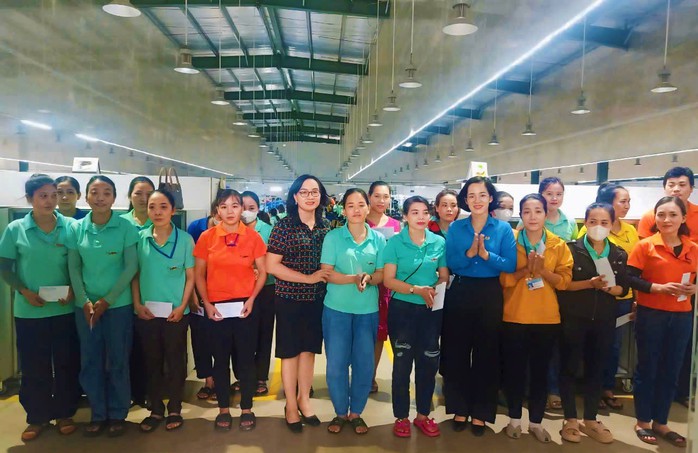 Quảng Bình: Mức thưởng Tết tăng cao, nhưng có người chỉ nhận 300.000 đồng- Ảnh 1. Quảng Bình: Mức thưởng Tết tăng cao, nhưng có người chỉ nhận 300.000 đồng- Ảnh 1.
