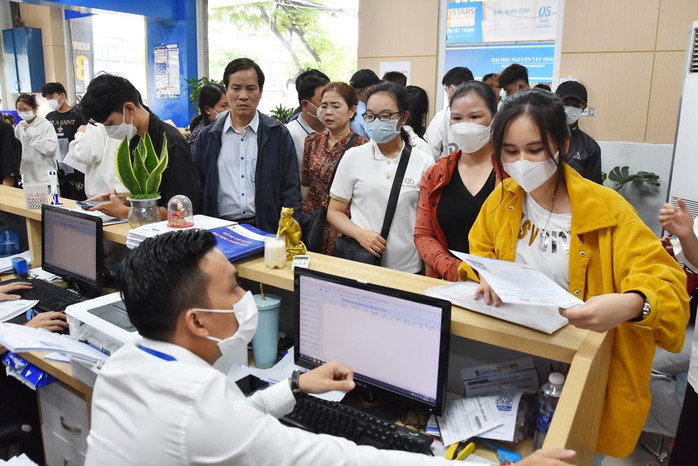 Thí sinh nộp hồ sơ xét tuyển vào Trường ĐH Nguyễn Tất Thành. Ảnh: TẤN THẠNH Thí sinh nộp hồ sơ xét tuyển vào Trường ĐH Nguyễn Tất Thành. Ảnh: TẤN THẠNH