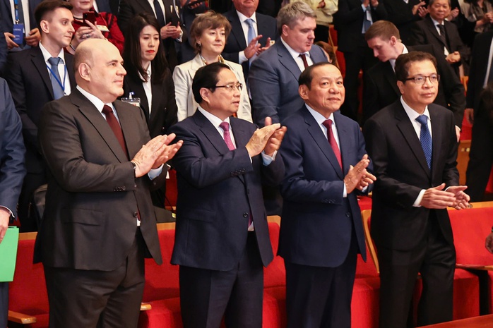 Hai Thủ tướng Việt Nam, Nga dự chương trình nghệ thuật- Ảnh 3. Hai Thủ tướng Việt Nam, Nga dự chương trình nghệ thuật- Ảnh 3.
