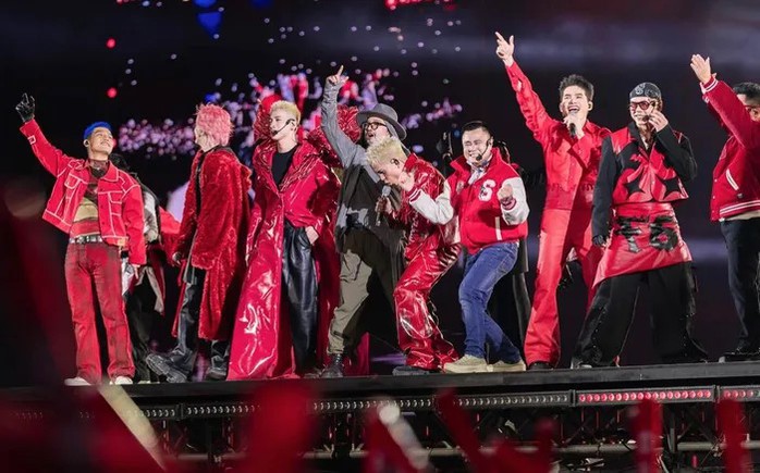 Khán giả lại bùng nổ vì săn vé concert "Anh trai vượt ngàn chông gai"- Ảnh 1. Khán giả lại bùng nổ vì săn vé concert "Anh trai vượt ngàn chông gai"- Ảnh 1.