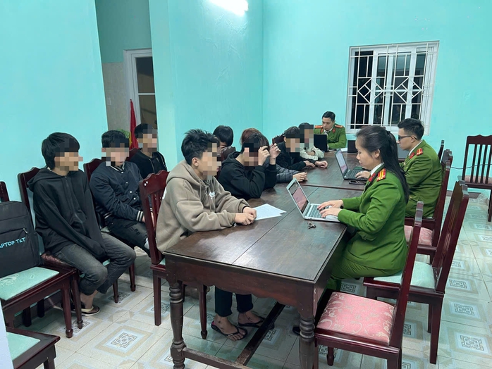 TP HCM: Hai tên cướp điện thoại té xe và bị tóm- Ảnh 4. TP HCM: Hai tên cướp điện thoại té xe và bị tóm- Ảnh 4.