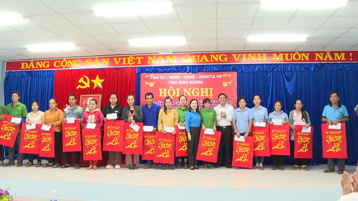 Bình Dương thăm hỏi, động viên công nhân xa quê- Ảnh 1. Bình Dương thăm hỏi, động viên công nhân xa quê- Ảnh 1.
