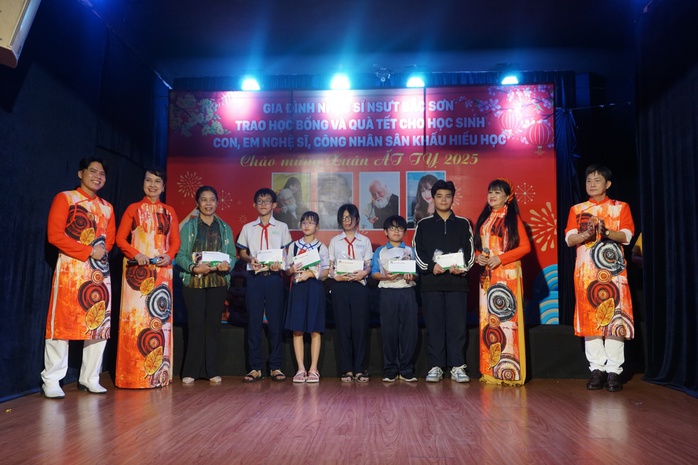 Trao học bổng "nhạc sĩ Bắc Sơn", ca sĩ Bích Thủy xúc động- Ảnh 1. Trao học bổng "nhạc sĩ Bắc Sơn", ca sĩ Bích Thủy xúc động- Ảnh 1.