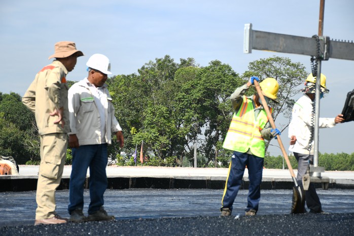 Cận cảnh trải thảm nhựa đầu tiên trên tuyến cao tốc Biên Hòa - Vũng Tàu- Ảnh 8. Cận cảnh trải thảm nhựa đầu tiên trên tuyến cao tốc Biên Hòa - Vũng Tàu- Ảnh 8.