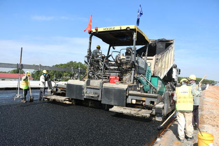 Cận cảnh trải thảm nhựa đầu tiên trên tuyến cao tốc Biên Hòa - Vũng Tàu- Ảnh 7. Cận cảnh trải thảm nhựa đầu tiên trên tuyến cao tốc Biên Hòa - Vũng Tàu- Ảnh 7.