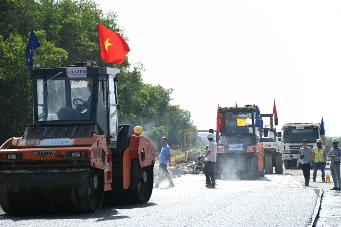 Cận cảnh trải thảm nhựa đầu tiên trên tuyến cao tốc Biên Hòa - Vũng Tàu- Ảnh 10. Cận cảnh trải thảm nhựa đầu tiên trên tuyến cao tốc Biên Hòa - Vũng Tàu- Ảnh 10.