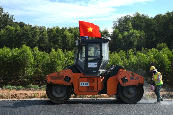Cận cảnh trải thảm nhựa đầu tiên trên tuyến cao tốc Biên Hòa - Vũng Tàu- Ảnh 11. Cận cảnh trải thảm nhựa đầu tiên trên tuyến cao tốc Biên Hòa - Vũng Tàu- Ảnh 11.