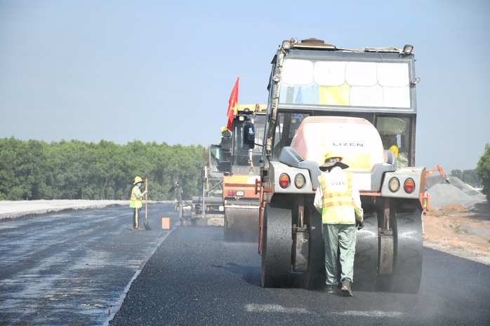 Cận cảnh trải thảm nhựa đầu tiên trên tuyến cao tốc Biên Hòa - Vũng Tàu- Ảnh 12. Cận cảnh trải thảm nhựa đầu tiên trên tuyến cao tốc Biên Hòa - Vũng Tàu- Ảnh 12.